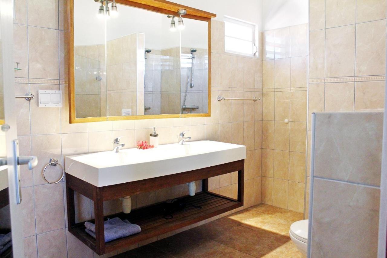 Badkamer met dubbele wastafel en grote spiegel