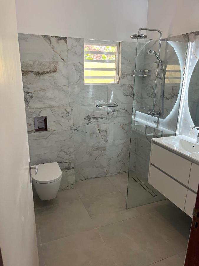 Vernieuwde badkamer in marmer met inloopdouche