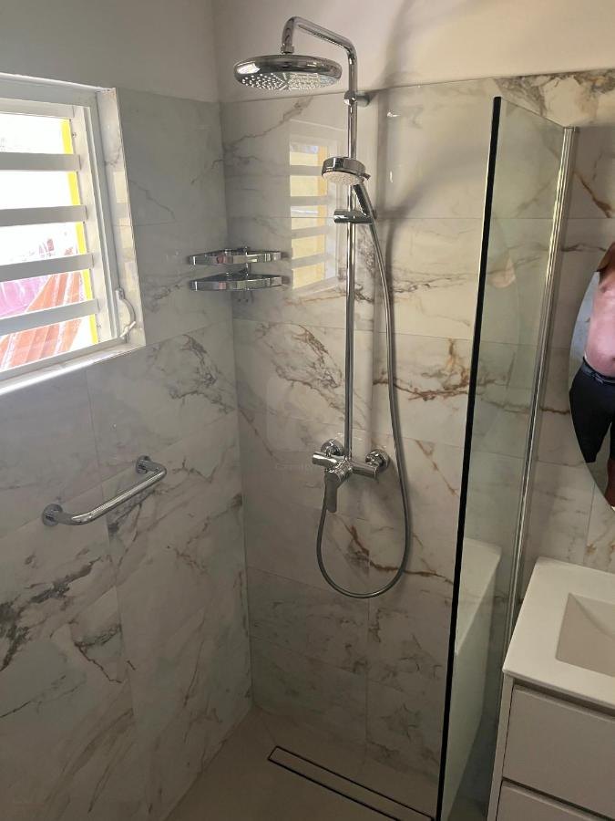 Regendouche in de marmeren badkamer