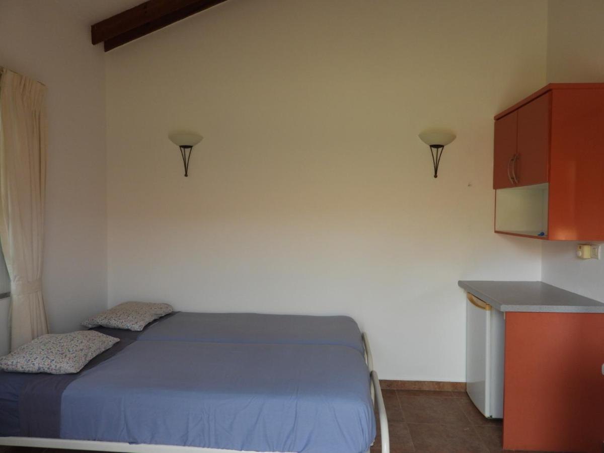 Slaapkamer met tweepersoonsbed en kitchenette