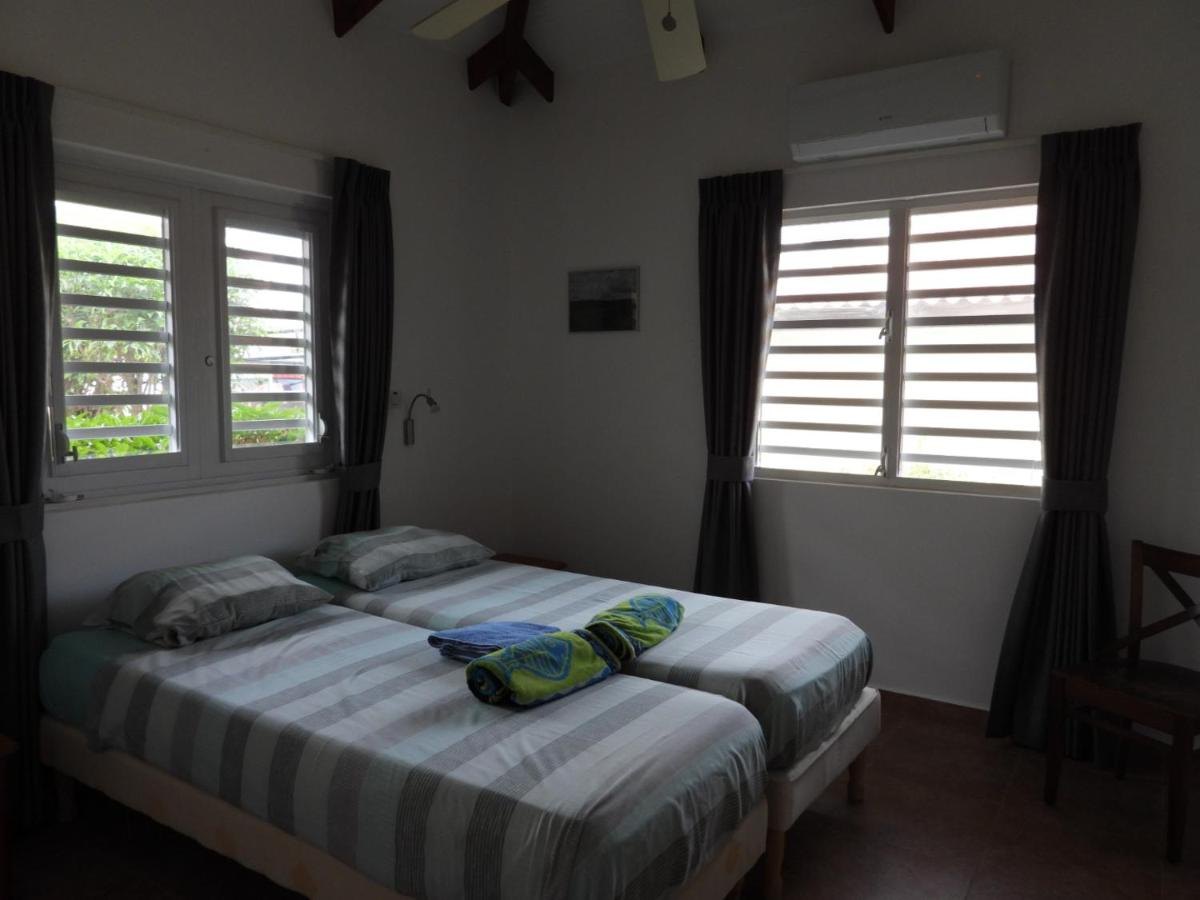 Slaapkamer met twee bedden en airco