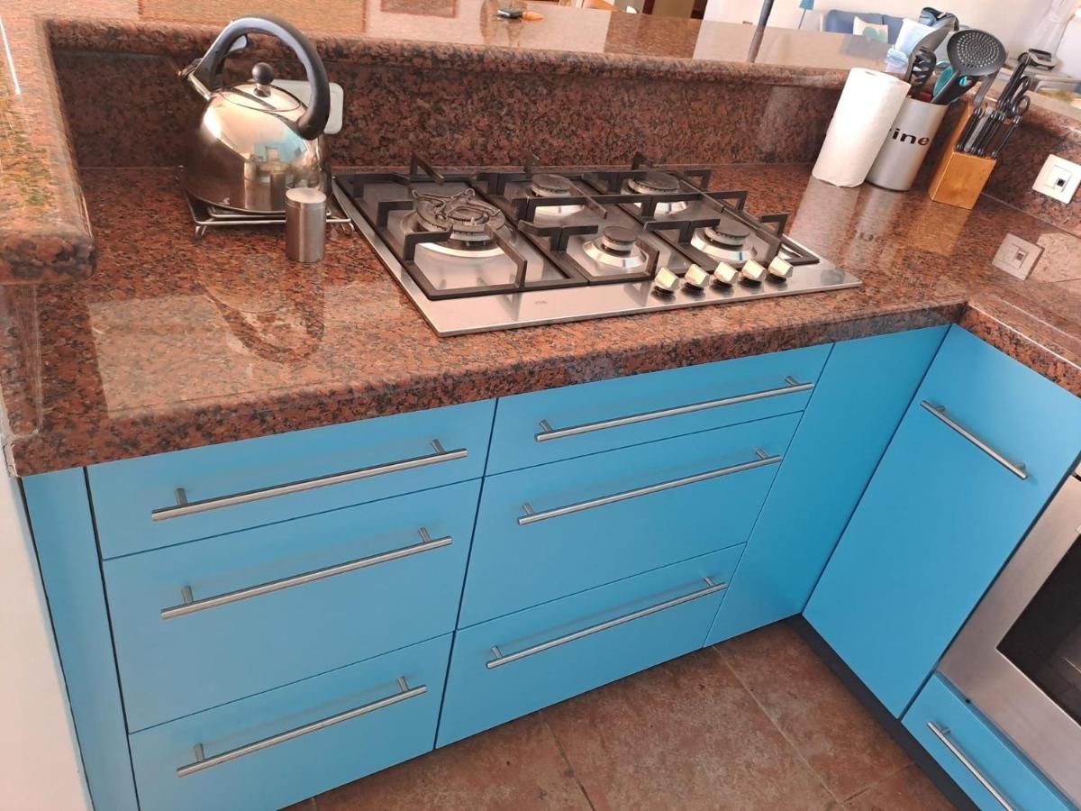 Turquoise keuken met granieten werkblad en gasstel