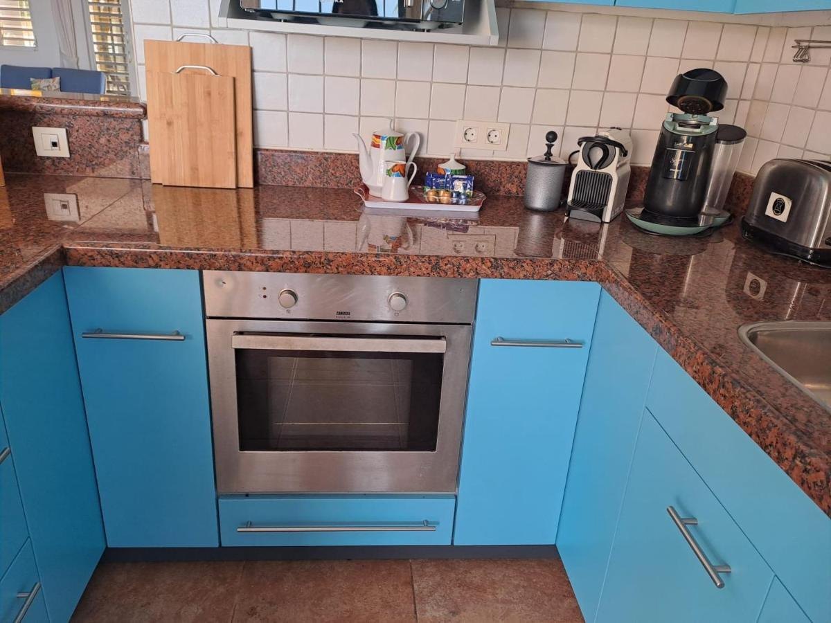 Keuken met oven en koffieapparaten