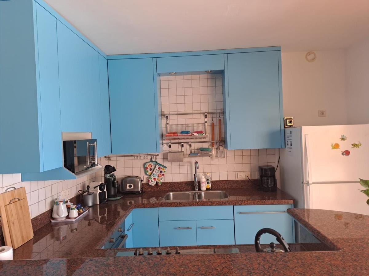 De open keuken met Amerikaanse koelkast