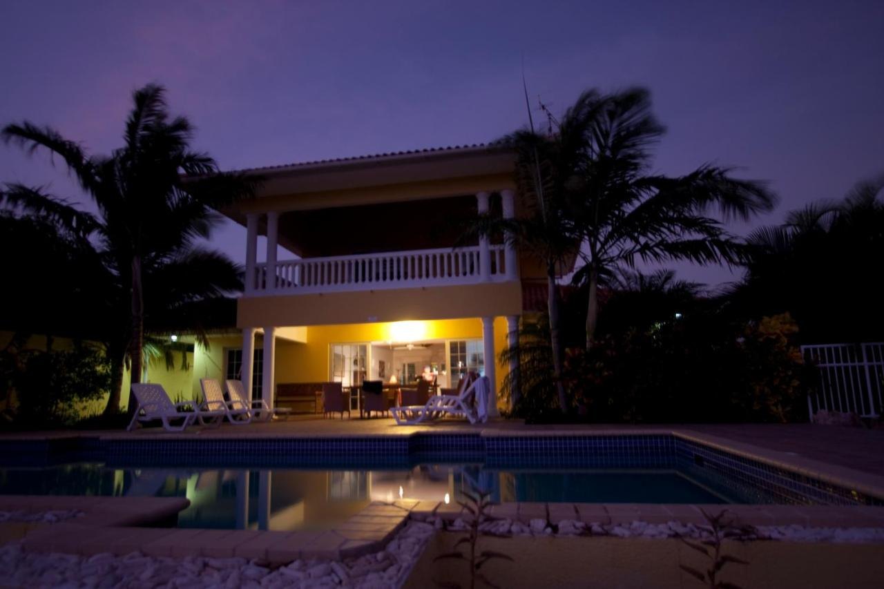 De villa en het zwembad 's avonds