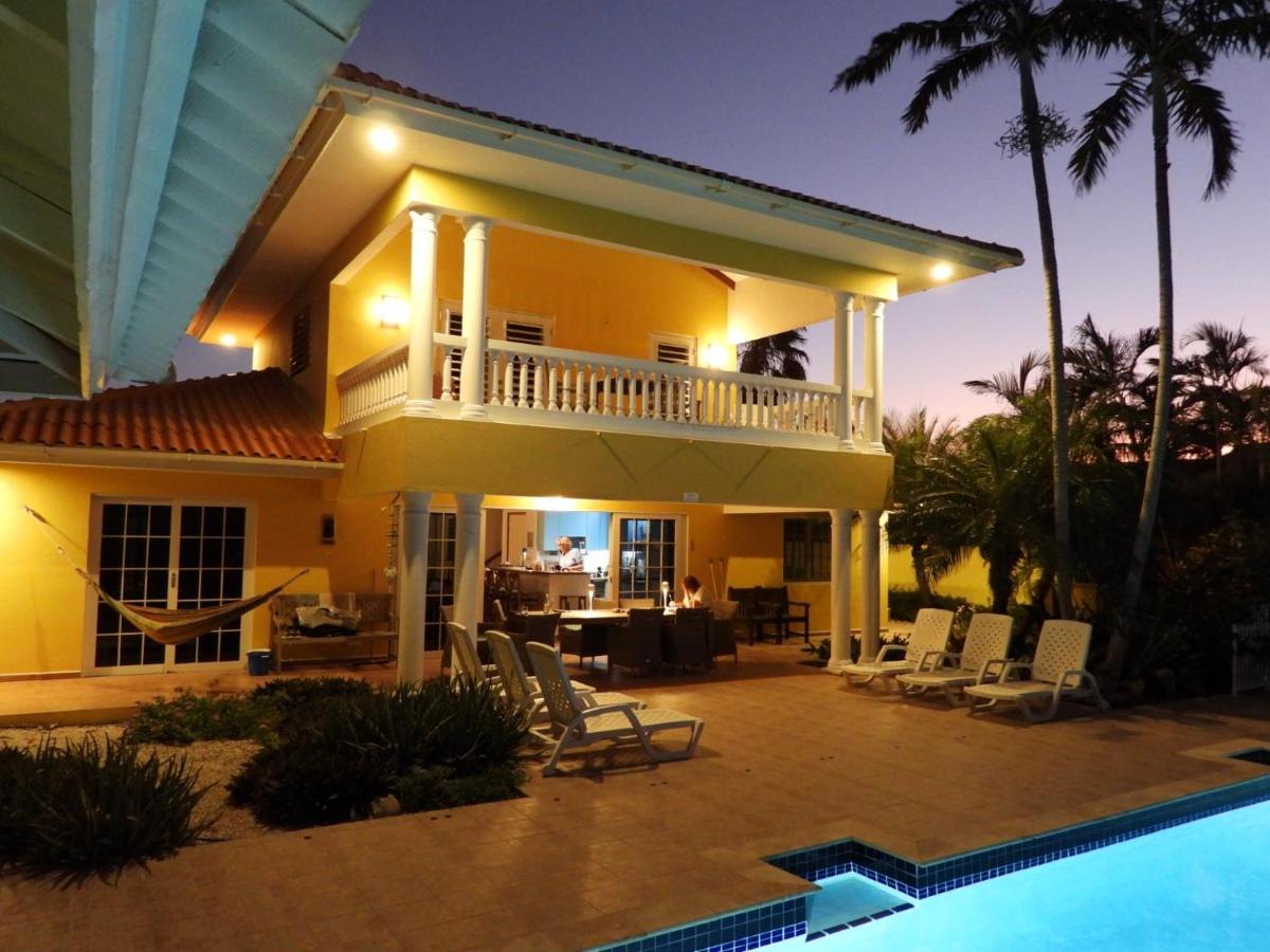 De villa in het blauwe uur, gezien vanaf het zwembad